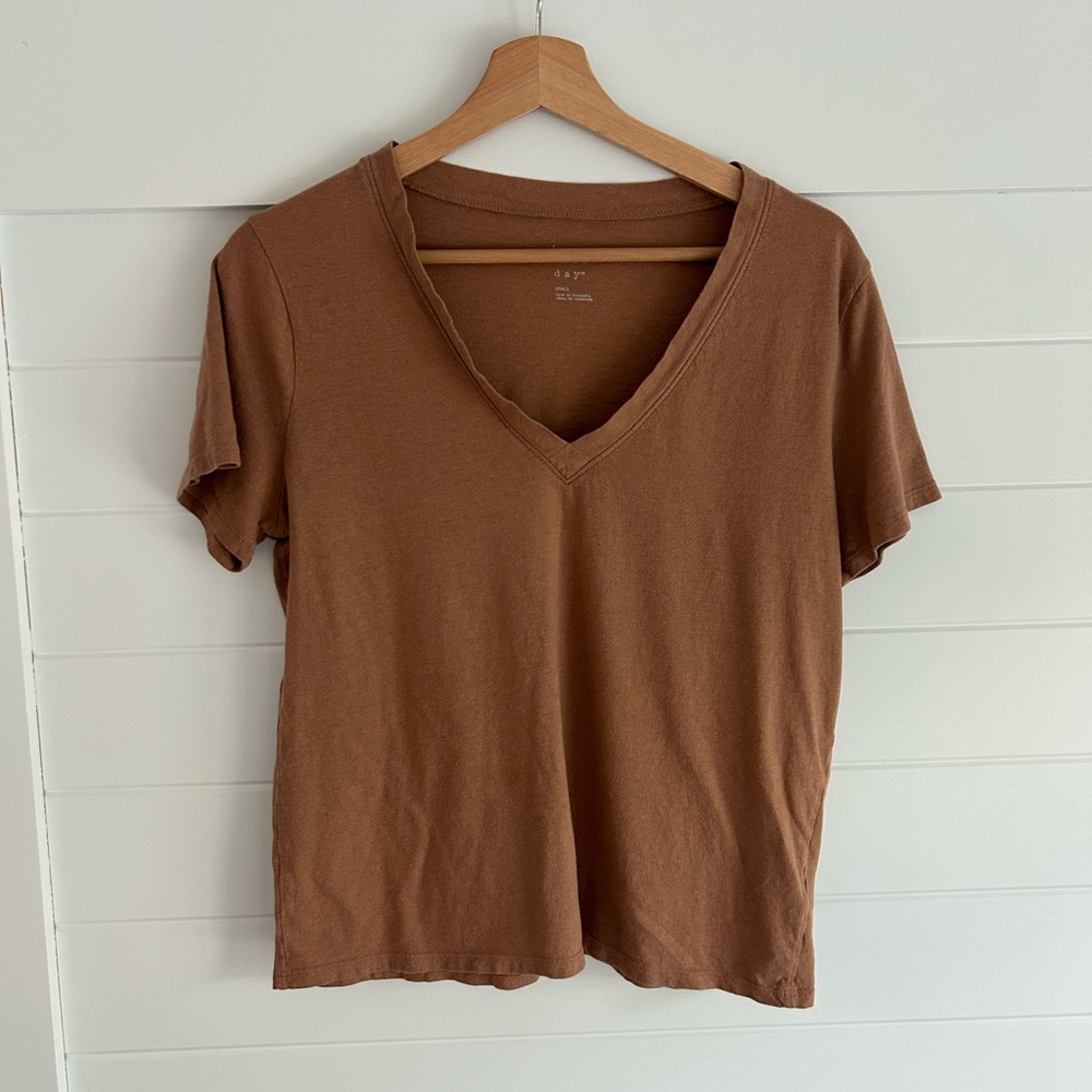 A New Day Women's Short Sleeve Taupe V-Neck Tee Size S